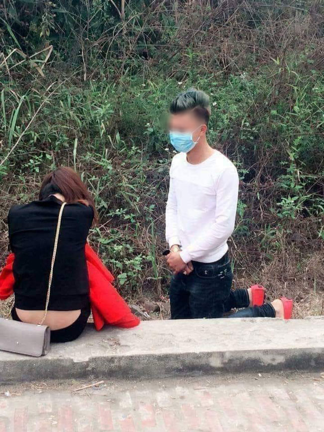 Không kịp về tặng quà bạn gái ngày Valentine, chàng trai quỳ gối bên đường suốt 5 tiếng xin tha thứ-2