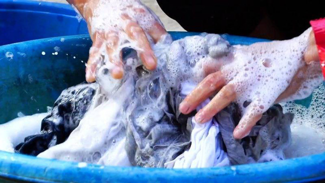 Quần áo của người nghi nhiễm virus corona mới Covid-19: Giặt riêng thôi là chưa đủ, chuyên gia tiết lộ thêm điều cần làm nếu không bạn vẫn bị lây nhiễm như thường!-2