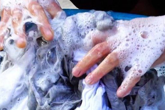 Quần áo của người nghi nhiễm virus corona mới Covid-19: Giặt riêng thôi là chưa đủ, chuyên gia tiết lộ thêm điều cần làm nếu không bạn vẫn bị lây nhiễm như thường!