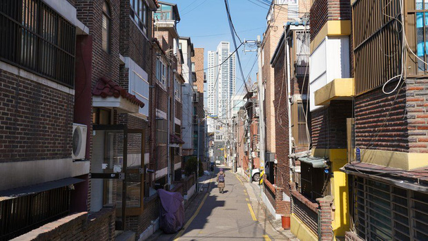 Nhà bán ngầm ở Seoul: Nơi người trẻ khom lưng mà sống, ‘mùi của cái nghèo’ rõ nhất vào hè nhưng họ vẫn từ chối biến thành ‘ký sinh trùng’-5
