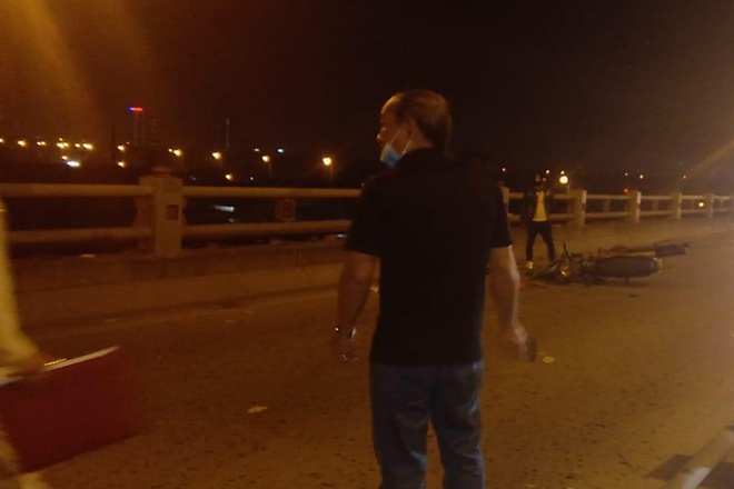 Hà Nội: Người phụ nữ dắt con xin tiền trên cầu Thanh Trì bị xe máy tông chết-1