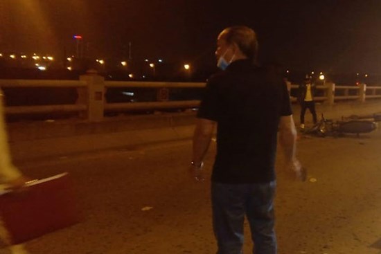 Hà Nội: Người phụ nữ dắt con xin tiền trên cầu Thanh Trì bị xe máy tông chết