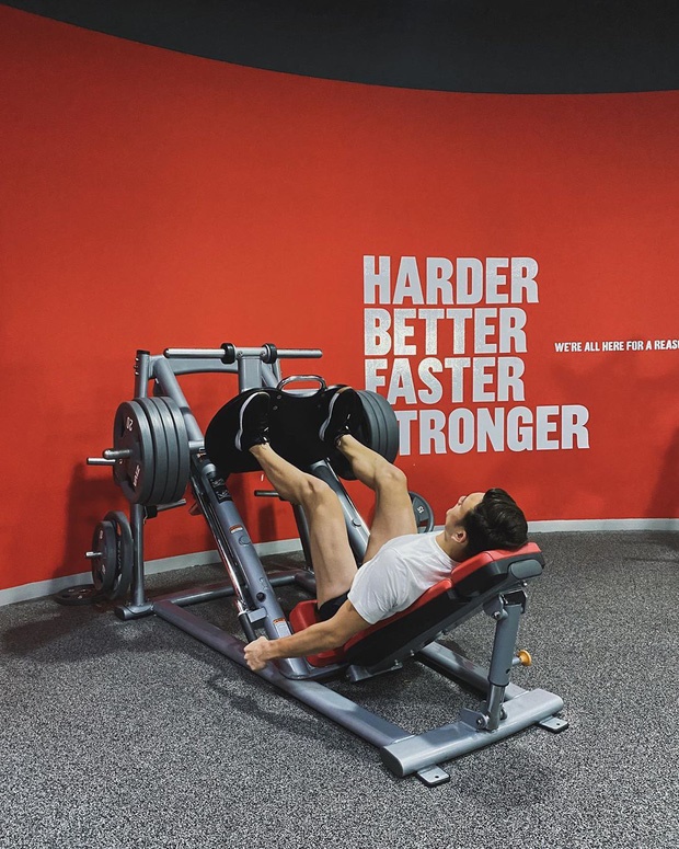 Cứ đầu mùa giải là Văn Lâm sẽ tập gym cật lực, fan lại có dịp bỏng mắt với thân hình 6 múi cực phẩm-3