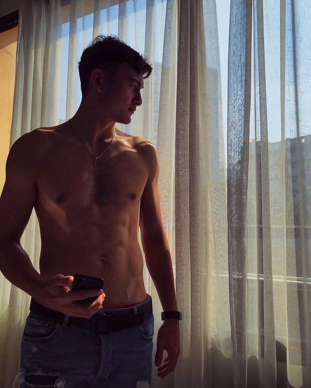 Cứ đầu mùa giải là Văn Lâm sẽ tập gym cật lực, fan lại có dịp bỏng mắt với thân hình 6 múi cực phẩm-4