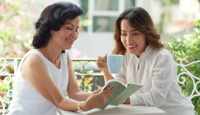 Dọn dẹp tủ chén chuẩn bị giỗ bố chồng, tôi sửng sốt khi thấy người đứng tên thụ hưởng trong cuốn sổ tiết kiệm mà mẹ chồng giấu giếm bấy lâu nay-1