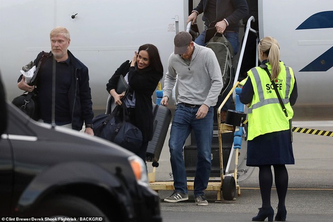 Meghan Markle lần đầu tiên xuất hiện với chồng sau khi rời khỏi hoàng gia Anh, nhìn vẻ ngoài của cô khiến ai cũng ngán ngẩm-1
