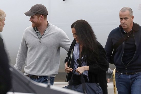 Meghan Markle lần đầu tiên xuất hiện với chồng sau khi rời khỏi hoàng gia Anh, nhìn vẻ ngoài của cô khiến ai cũng ngán ngẩm