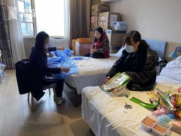 Áo cưới đẹp nhất của thiên thần áo trắng: Cách điệu từ những vật liệu ít ỏi ở vùng tâm dịch và tình cảm chân thành giữa các y tá-2