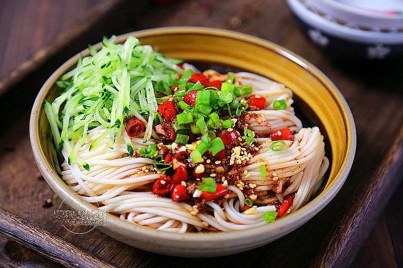 10 phút có ngay mì trộn sốt cay xua tan cái lạnh-1