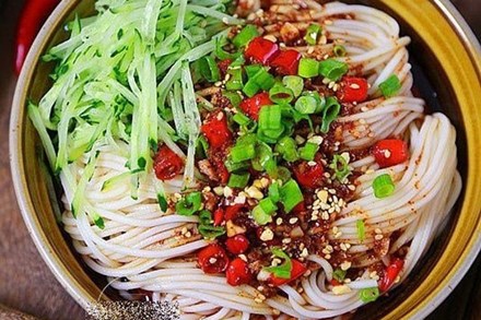 10 phút có ngay mì trộn sốt cay xua tan cái lạnh