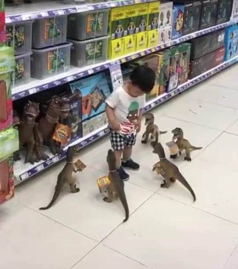 Con ăn vạ đòi mua đồ chơi, cách xử lý của ông bố khiến đứa trẻ lập tức xin chừa, người xem vừa buồn cười vừa lên án-2