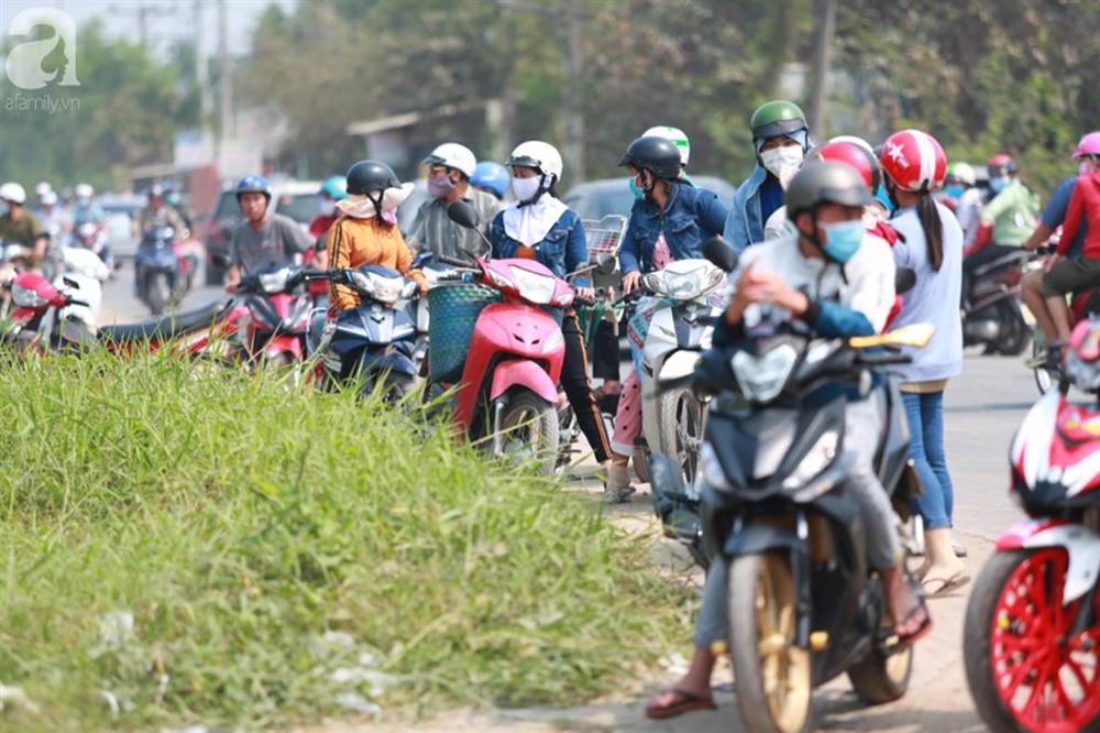 Hàng chục người vẫn đội nắng, bao vây ngôi nhà hoang nơi Lê Quốc Tuấn bị tiêu diệt đã 3 ngày để... hóng chuyện-1