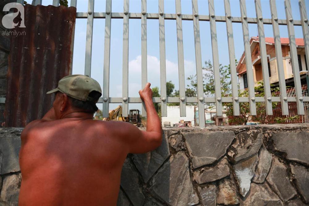 Hàng chục người vẫn đội nắng, bao vây ngôi nhà hoang nơi Lê Quốc Tuấn bị tiêu diệt đã 3 ngày để... hóng chuyện-4