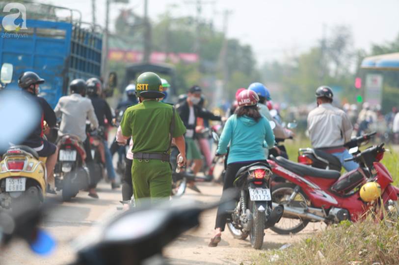 Hàng chục người vẫn đội nắng, bao vây ngôi nhà hoang nơi Lê Quốc Tuấn bị tiêu diệt đã 3 ngày để... hóng chuyện-7