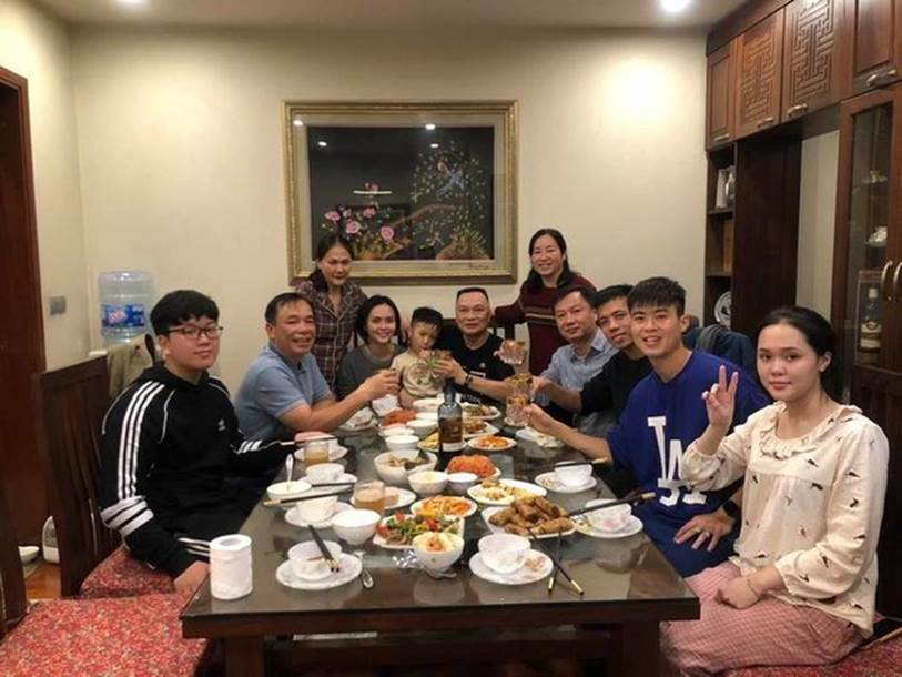 Sau đám cưới long lanh bạc tỷ cùng cầu thủ Duy Mạnh, Quỳnh Anh lập tức nhập vai” với hình tượng gái đã có chồng bằng bộ đồ trên Đông dưới Tây lại không son phấn-3