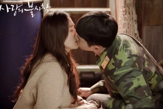 Hyun Bin và Son Ye Jin thân thiết ở hậu trường 'Hạ cánh nơi anh'