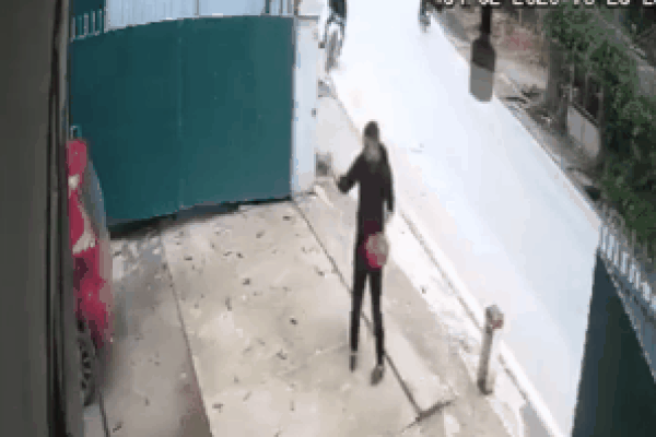 Cô gái thoát chết sau khi mắc kẹt vào đoàn tàu ở sân ga-1