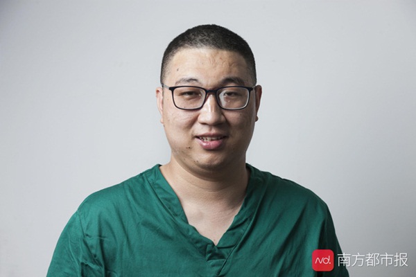 Nỗi lòng y bác sĩ Vũ Hán khi mặc đồ bảo hộ: Nóng bức như tắm hơi, ám ảnh đến muốn nôn nhưng không thể vì sợ phí trang phục-4