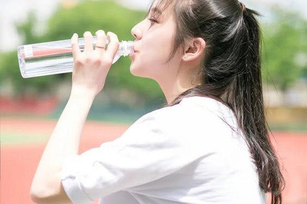 Uống nước nhiều quá cũng không tốt: Những nhóm người nào không nên uống nhiều nước?-5