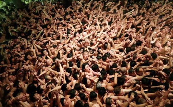 Bất chấp giá lạnh, hàng ngàn người tề tựu dự lễ hội khỏa thân ở Nhật Bản-1