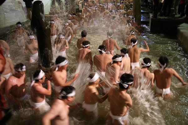 Bất chấp giá lạnh, hàng ngàn người tề tựu dự lễ hội khỏa thân ở Nhật Bản-2