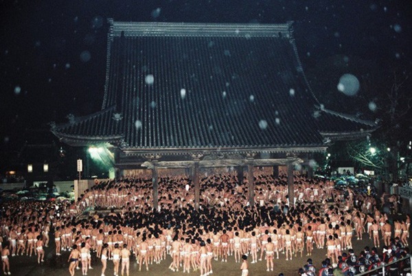 Bất chấp giá lạnh, hàng ngàn người tề tựu dự lễ hội khỏa thân ở Nhật Bản-3