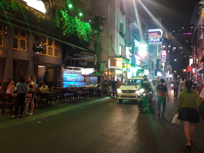 Hình ảnh lạ lẫm đến khó ngờ ở phố đi bộ Bùi Viện!-8