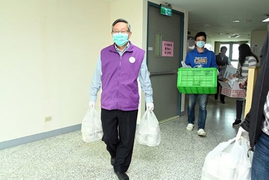 Thầy hiệu trưởng mang cơm cho sinh viên đang được cách ly vì dịch Covid-19: Các em thích món gì trường sẽ đáp ứng hết