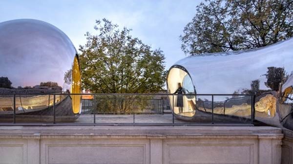 Nhà mái hình bong bóng bằng thép không gỉ nổi bật trong khu phố cổ-8