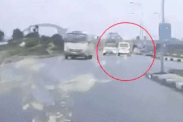 Ôtô va quệt khiến xe máy ngã nhào rồi bỏ đi