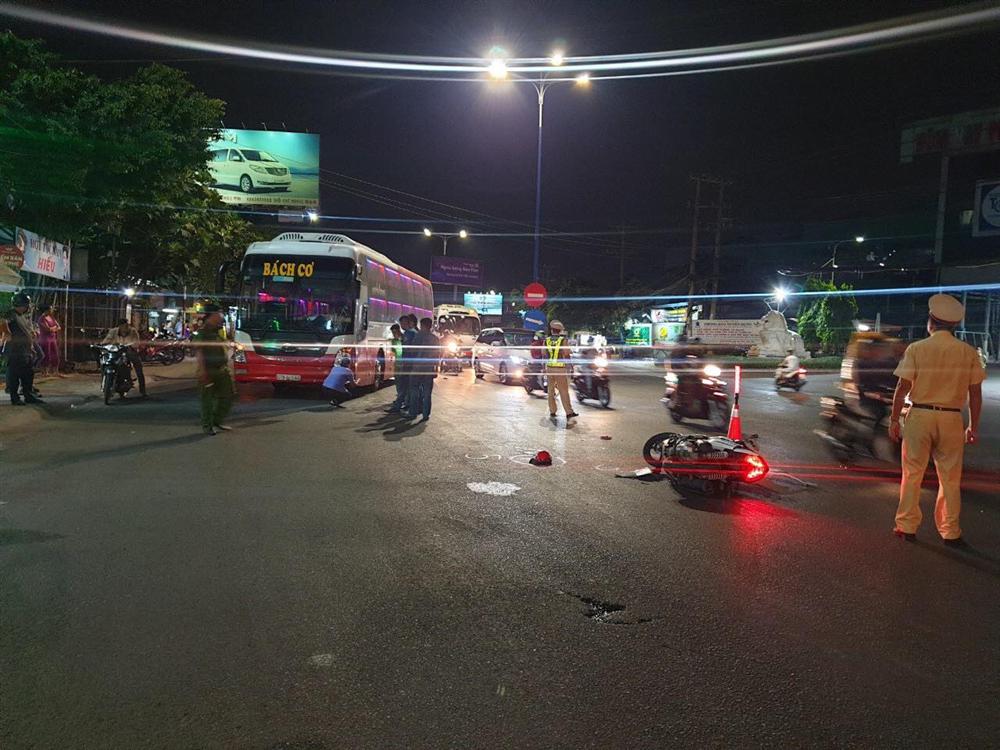 Chạy xe máy băng qua đường, cả gia đình 3 người bị xe tông khiến bé trai 5 tuổi tử vong-1