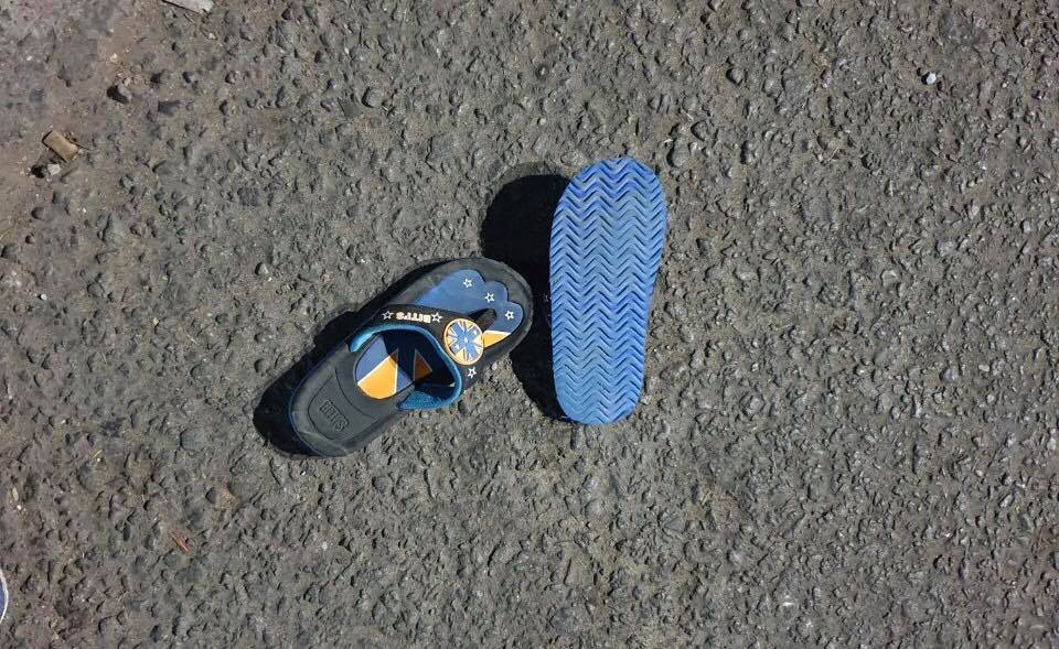 Chạy xe máy băng qua đường, cả gia đình 3 người bị xe tông khiến bé trai 5 tuổi tử vong-3