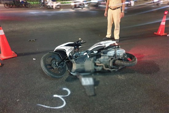 Chạy xe máy băng qua đường, cả gia đình 3 người bị xe tông khiến bé trai 5 tuổi tử vong