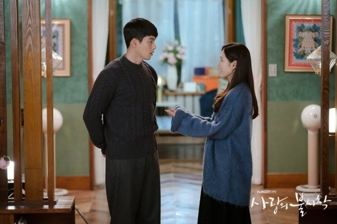 Huyn Bin và Son Ye Jin diện áo khoác đôi tại tiệc mừng công, bất ngờ nhất là giá áo của anh gấp mấy lần áo chị-1