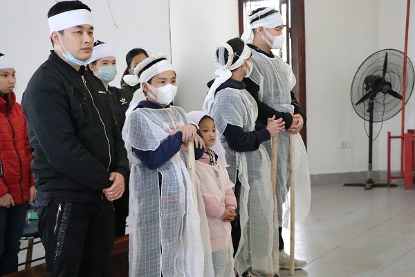 Vụ mẹ con ăn xin gặp nạn trên cầu Thanh Trì: 7 năm qua cháu tôi chưa được đặt tên”-1