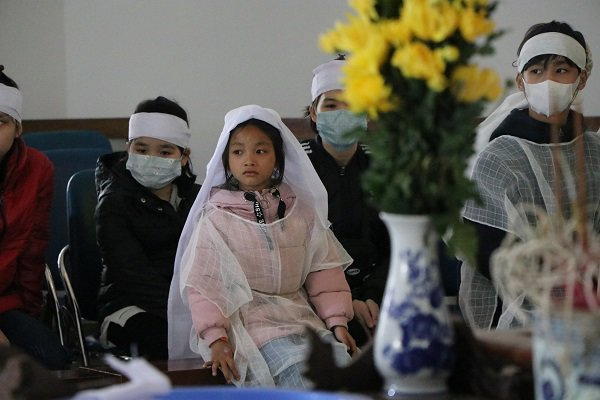 Sau vụ tai nạn khiến cô gái dẫn con ăn xin trên cầu Thanh Trì tử vong, còn lại người mẹ già ôm cháu nhỏ không nơi nương tựa-9