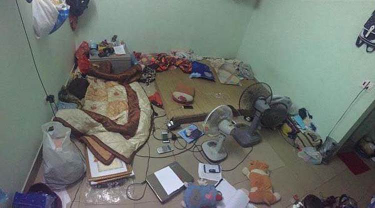 Sang thăm phòng nam sinh, bạn bè đứng hình khi nhìn sang giường ngủ: Chàng trai vàng trong làng ở bẩn đây rồi!-4