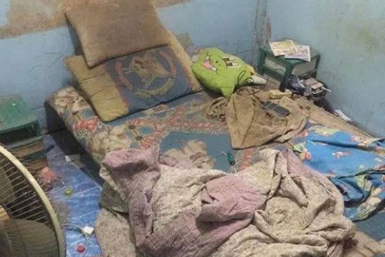 Sang thăm phòng nam sinh, bạn bè 'đứng hình' khi nhìn sang giường ngủ: 'Chàng trai vàng' trong làng ở bẩn đây rồi!