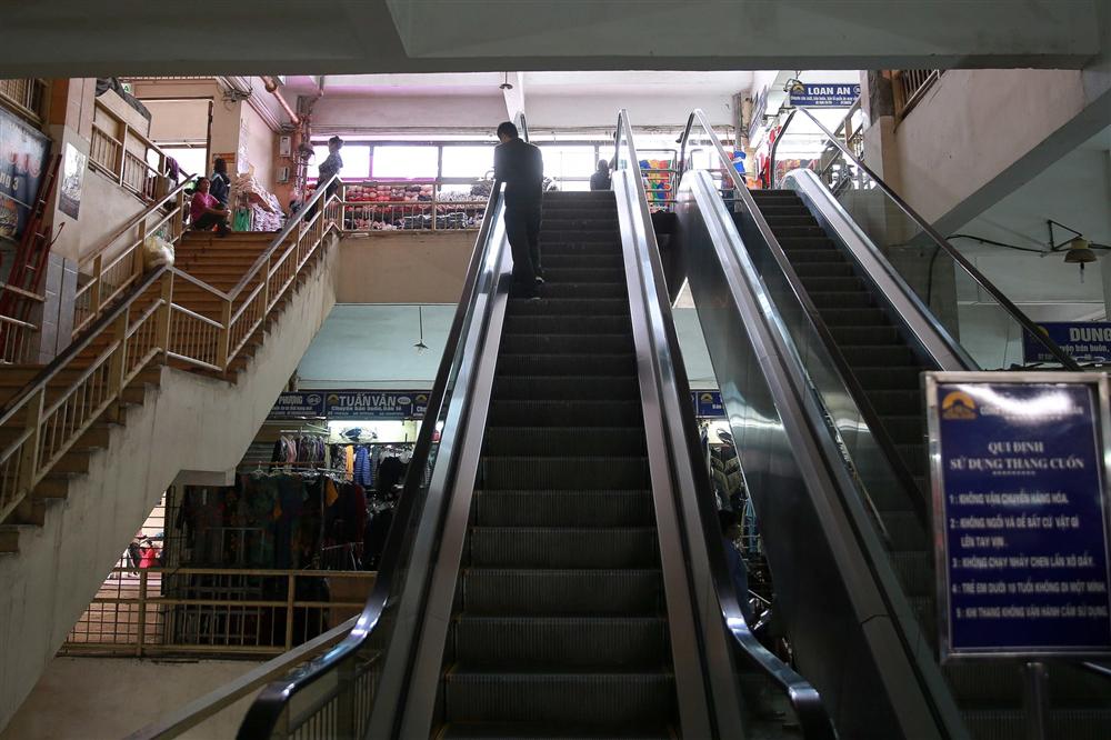 Khu chợ lớn nhất Hà Nội đìu hiu giữa thời dịch Covid-19-14