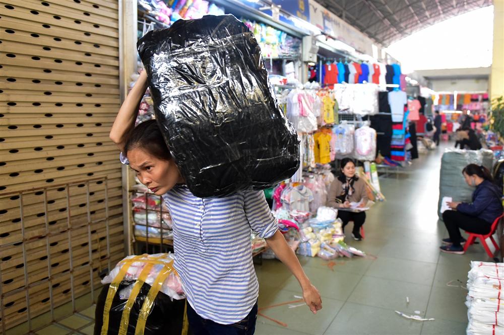 Khu chợ lớn nhất Hà Nội đìu hiu giữa thời dịch Covid-19-5