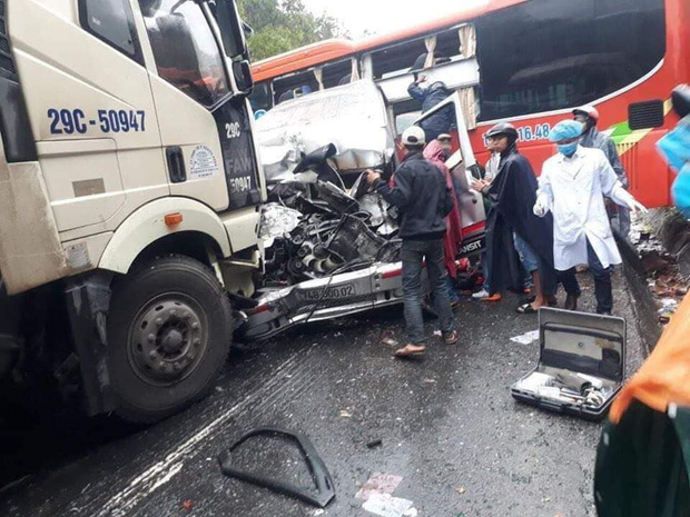 Xe khách, xe đầu kéo đâm nhau liên hoàn, ít nhất 1 người chết, 5 người bị thương-1