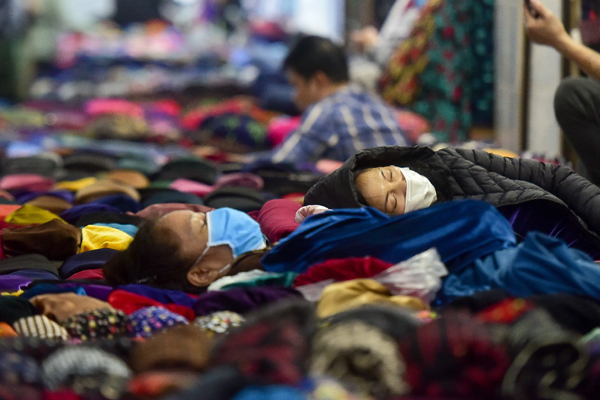 Chợ Ninh Hiệp vắng vẻ, tiểu thương ngồi chơi cả ngày vì không có hàng-18