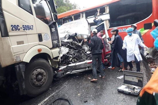 Xe khách, xe đầu kéo đâm nhau liên hoàn, ít nhất 1 người chết, 5 người bị thương