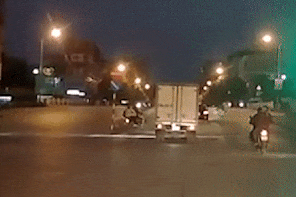 Đôi nam nữ vượt đèn đỏ tông vào xe tải