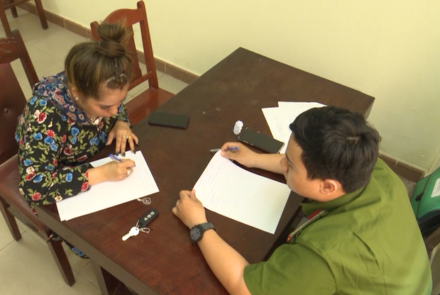 Clip: Lời khai của cặp đôi đánh đập, xúc phạm nữ phóng viên VTV khi đang tác nghiệp ở gác chắn đường sắt-2