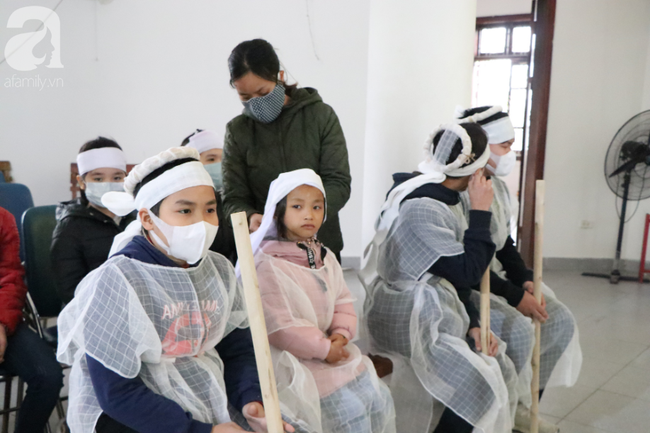 Sau vụ tai nạn khiến cô gái dẫn con ăn xin trên cầu Thanh Trì tử vong, còn lại người mẹ già ôm cháu nhỏ không nơi nương tựa-3