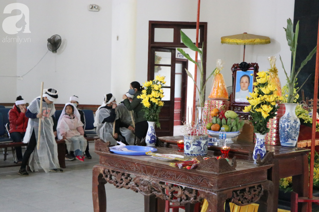 Sau vụ tai nạn khiến cô gái dẫn con ăn xin trên cầu Thanh Trì tử vong, còn lại người mẹ già ôm cháu nhỏ không nơi nương tựa-4