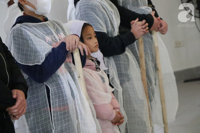 Sau vụ tai nạn khiến cô gái dẫn con ăn xin trên cầu Thanh Trì tử vong, còn lại người mẹ già ôm cháu nhỏ không nơi nương tựa-7