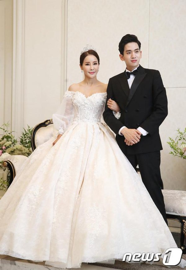 Hoa hậu World Cup lấy mỹ nam kém 17 tuổi: Đau đớn bật khóc trước mặt mẹ chồng-3