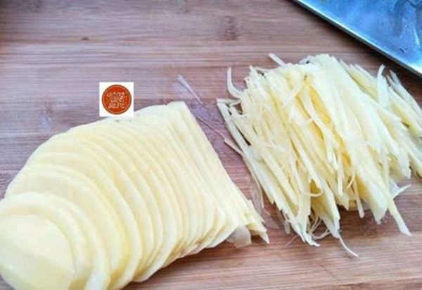 Buổi sáng mẹ chế biến bánh khoai tây kiểu này đảm bảo gây nghiện, con thích mê-3